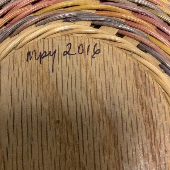 Handmade artist signed round wicker wood bottom pastel colored basket - Picture 3 of 5